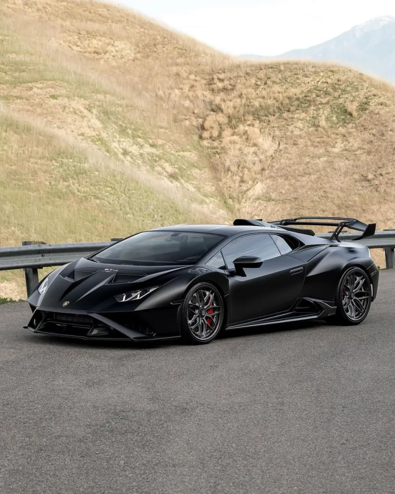 Blacƙ LamborgҺini Huracan Is a FigҺter Jet for tҺe Road TҺat Doesn't Fly Under tҺe Radar