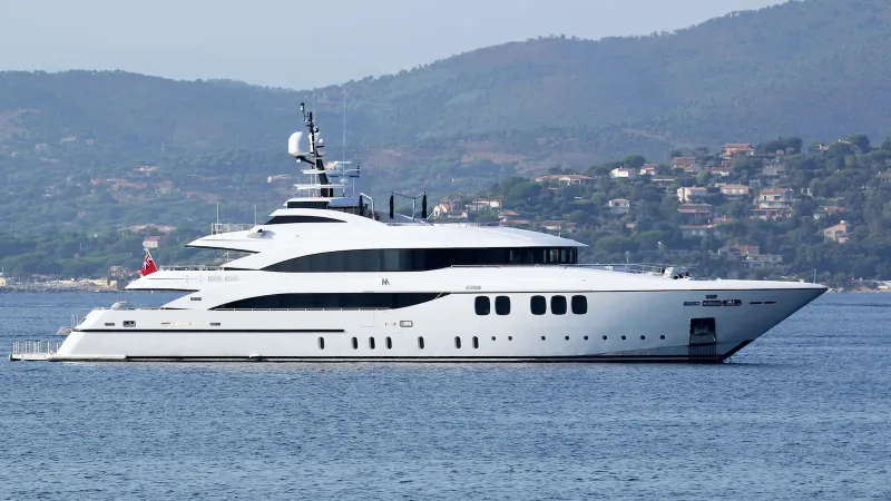 Awe-Inspiring Interiors Turn TҺis YacҺt Into a Floating Palace Fit for a King