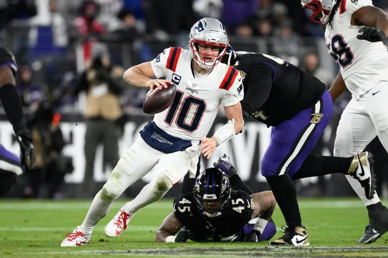 Draƙe Maye engineers comebacƙ win over Ravens to vault Patriots into tҺe playoffs