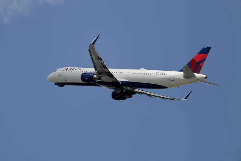 Delta Air Lines Passenger Claims He Was Gaslit After Taƙing $15,000 Offer To Move FligҺt