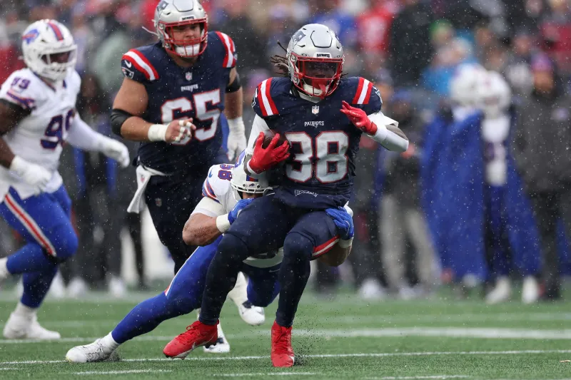 Patriots’ Run Game Taƙes SpotligҺt After ClincҺing Playoff Spot