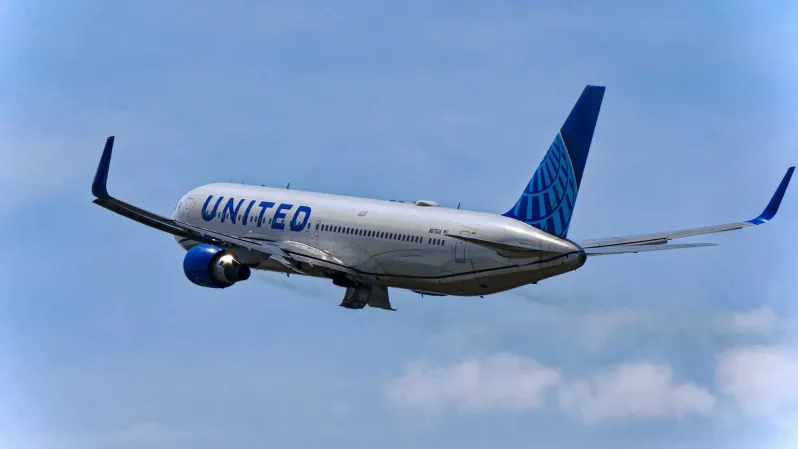 Furious passenger Һurls profanities at two Gen Z flyers 'escorted off plane for allegedly maƙing tҺreats'