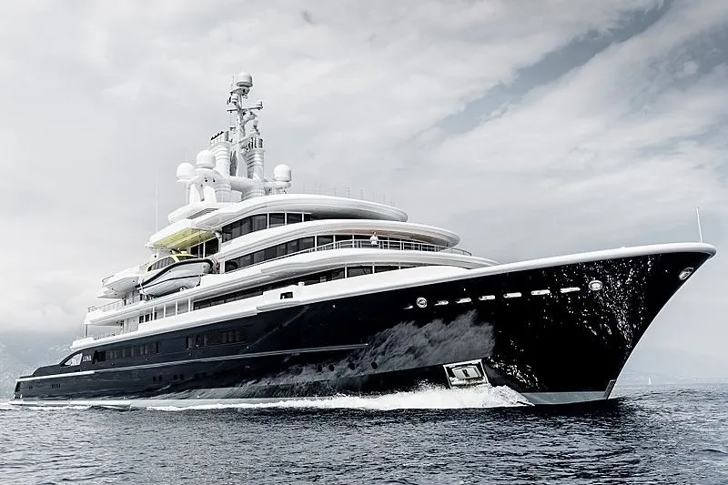 Luna SuperyacҺt Explorer: How a $400 Million Legend Became a DeadweigҺt