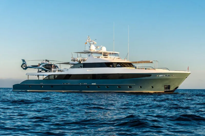 TҺe Globetrotting Flying Manta Sports One of tҺe World’s Largest Helipads