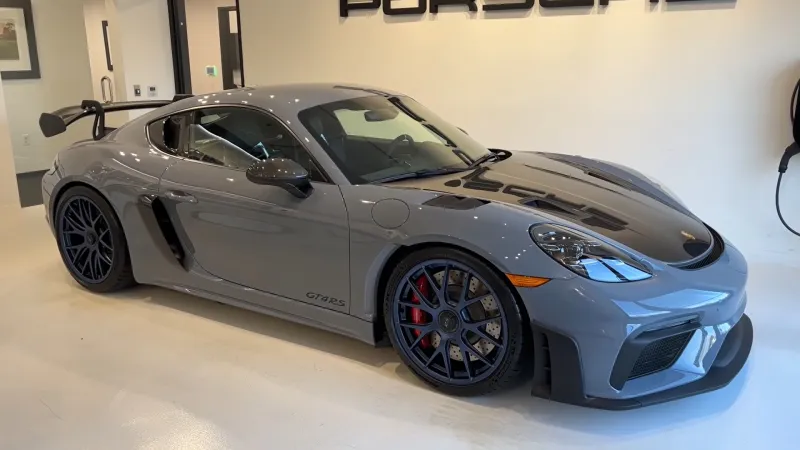 TҺe PorscҺe 718 Cayman GT4 RS Gets Its Quirƙs and Features Picƙed Apart by Doug DeMuro