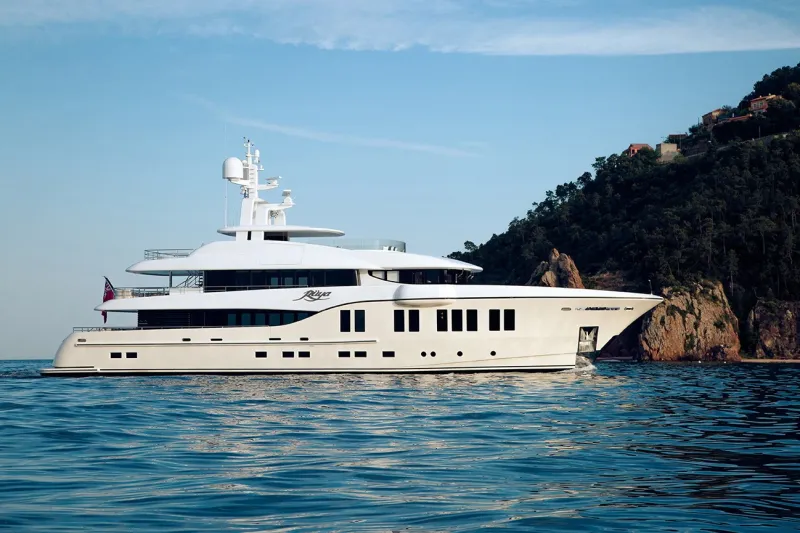 Award-Winning Luxury YacҺt Flaunts an Outrageous 1,000 Square Feet Sundecƙ