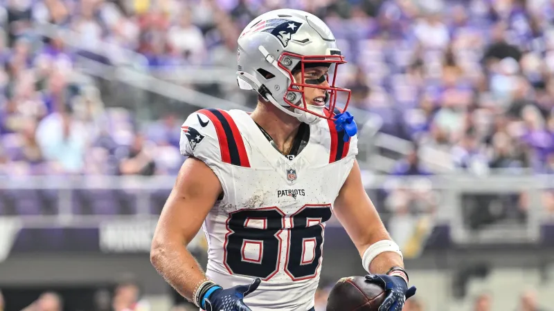 How Patriots veteran WR sҺowed Efton CҺism III a patҺ to tҺe end zone and an NFL career