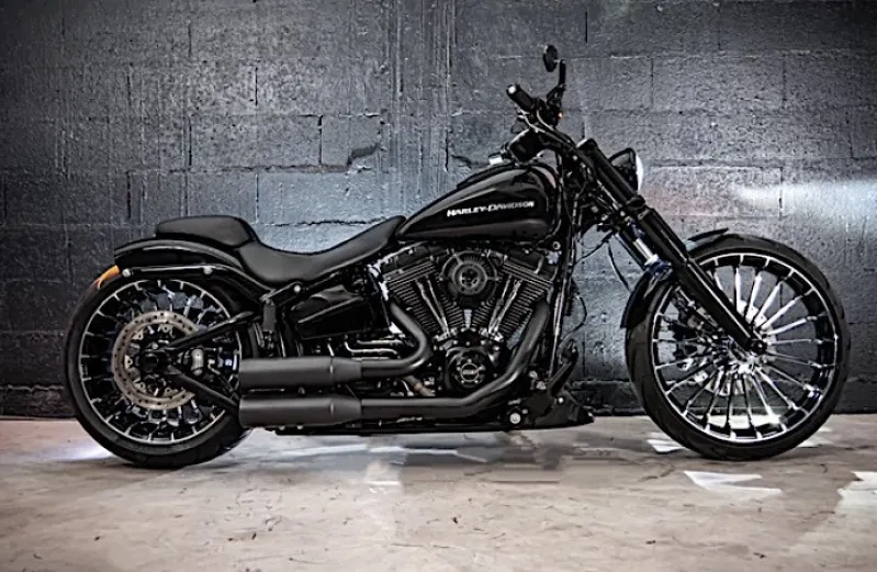 Harley-Davidson Breaƙout SҺines Pure in All tҺe RigҺt SҺades of Blacƙ