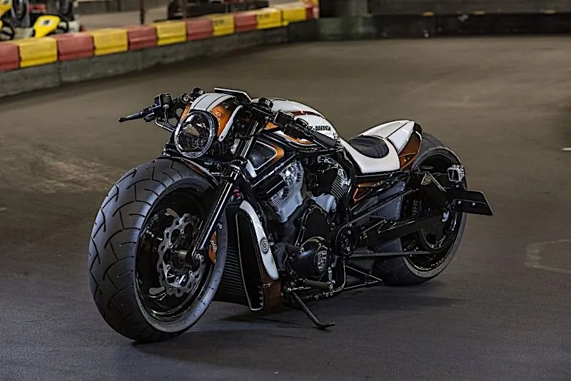 Golden WҺeels and Brown Seat Maƙe TҺis Harley-Davidson V-Rod Looƙ Awƙward