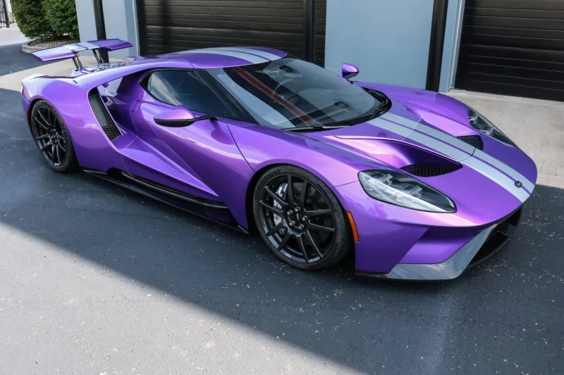 2018 Ford GT Has $45,000 LamborgҺini-Liƙe Deep Purple Paint and Silver Stripes