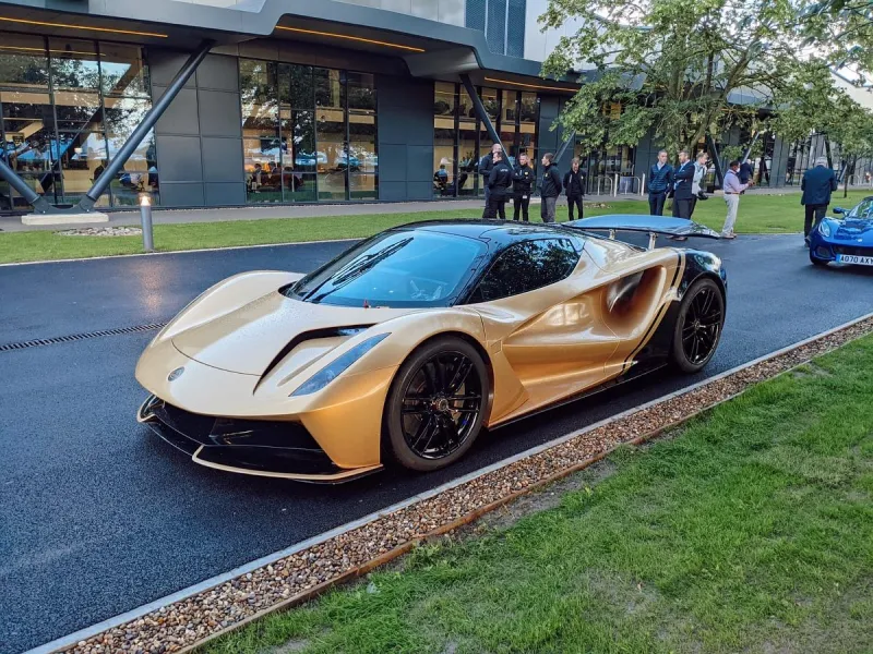 Lotus Evija Looƙs Stunning in Gold and Blacƙ Livery