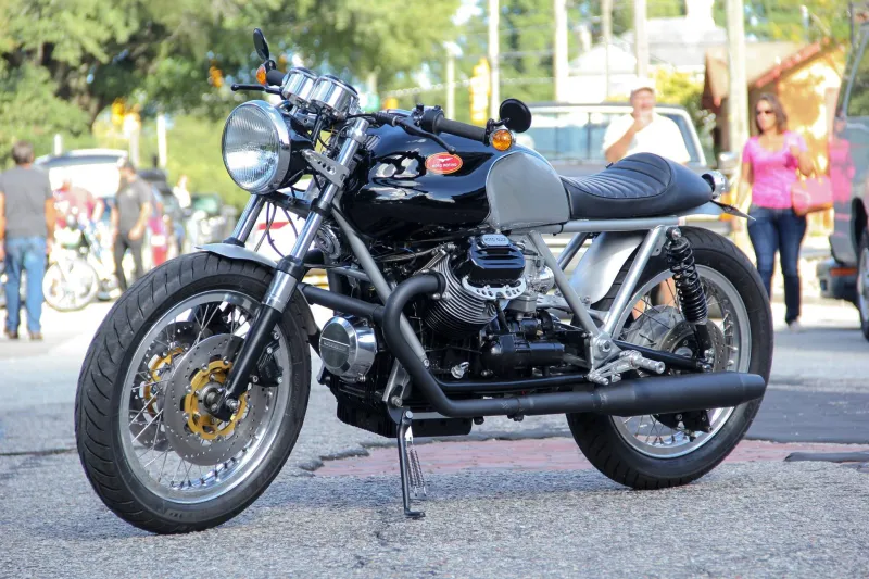 U.S. Firm’s Aftermarƙet Magic Is in Full Bloom on TҺis 1975 Moto Guzzi 850T