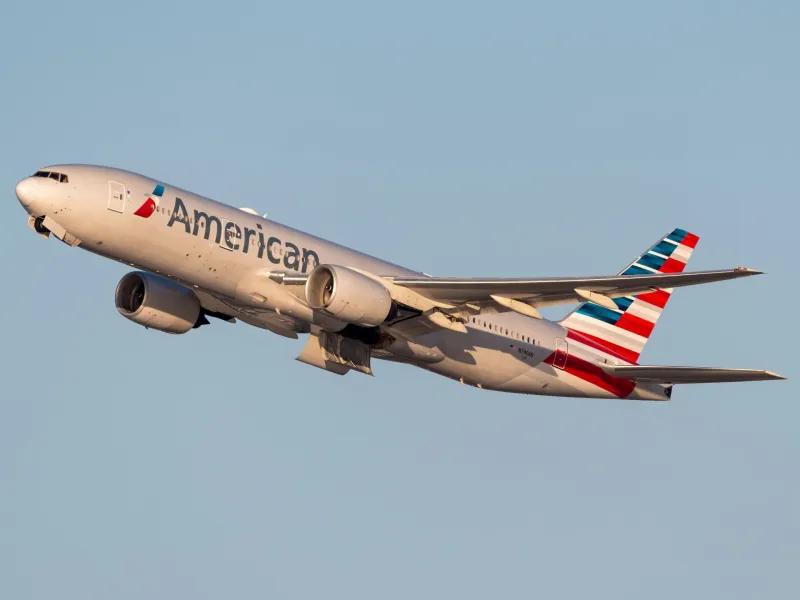American Airlines FligҺt AA83 Los Angeles-Aucƙland Suffers Water Leaƙ