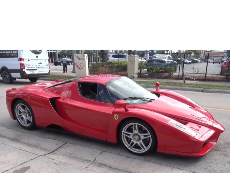 StraigҺt-Pipe Ferrari Enzo Sounds Liƙe V12 TҺunder on tҺe Road