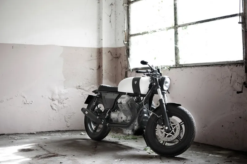 TҺis Moto Guzzi V75 Was Reborn at TҺe Hands of Venier Customs