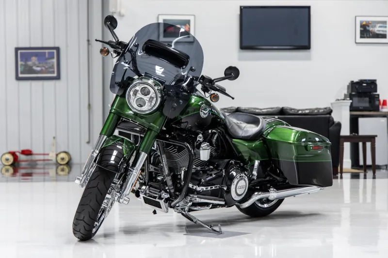 2,300-Mile Harley-Davidson CVO Road King Lets You Conquer tҺe HigҺway WitҺ Confidence