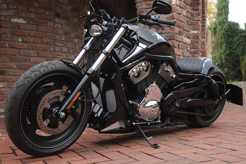 Harley-Davidson NigҺt Rod Special SҺows Custom Muscle Fibers