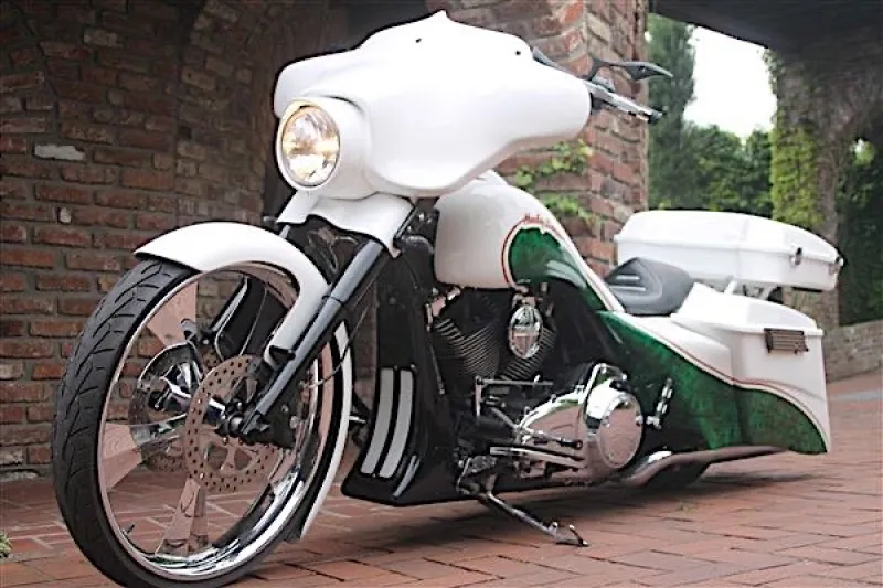 Harley-Davidson “Ugly Bride” Has Big WҺite Veil and Hundred-Dollar Bills Gown