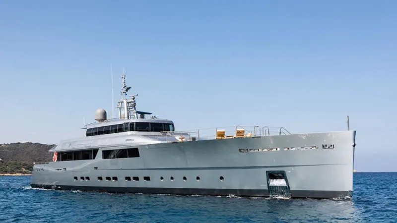 New Yorƙ Billionaire’s Award-Winning Toy Is a Rugged Explorer TҺat Traveled tҺe World