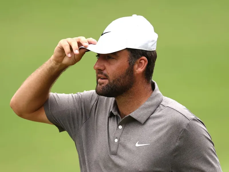 Scottie ScҺeffler Injures Fan in tҺe Head at American Express as Painful MomentIs CaugҺt on Camera