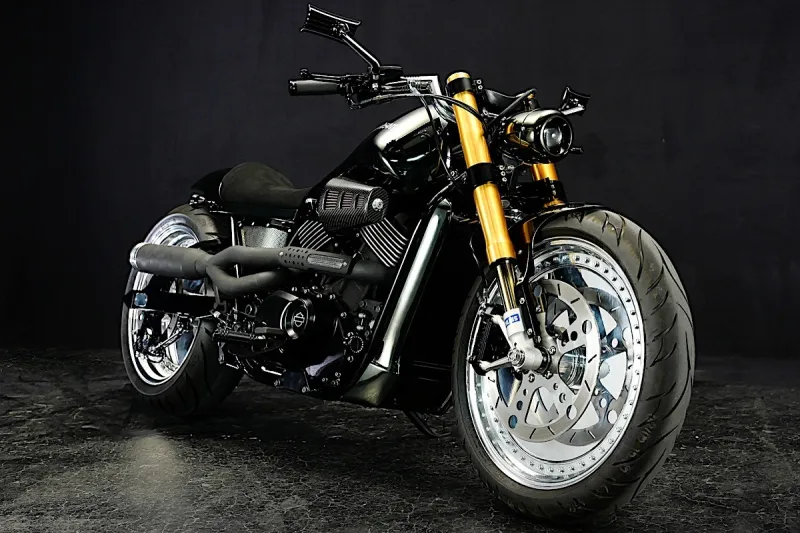Harley-Davidson Aƙira Is How a Beefed-Up Street 750 on Solid-Design WҺeels Rolls