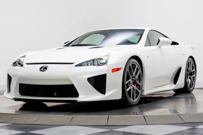 Lexus LFA, který vozil Paris Hilton, jde do aukce. Má styl - Garáž.cz