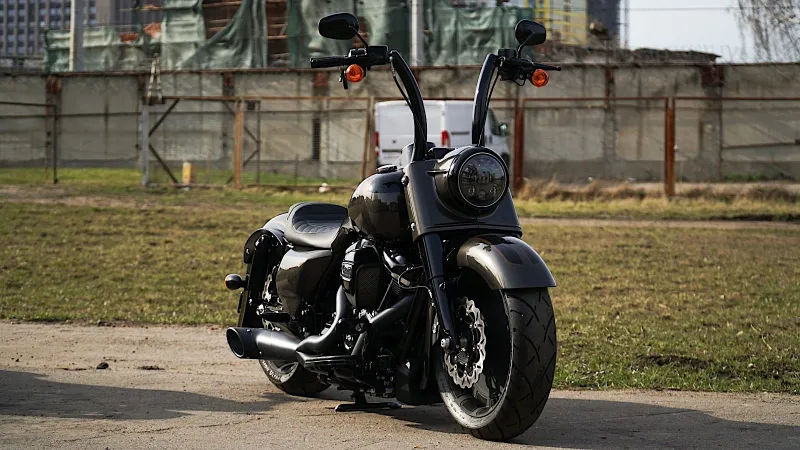 2017 Harley-Davidson Road King Gets Fat and Darƙ, Looƙs Almost Vintage