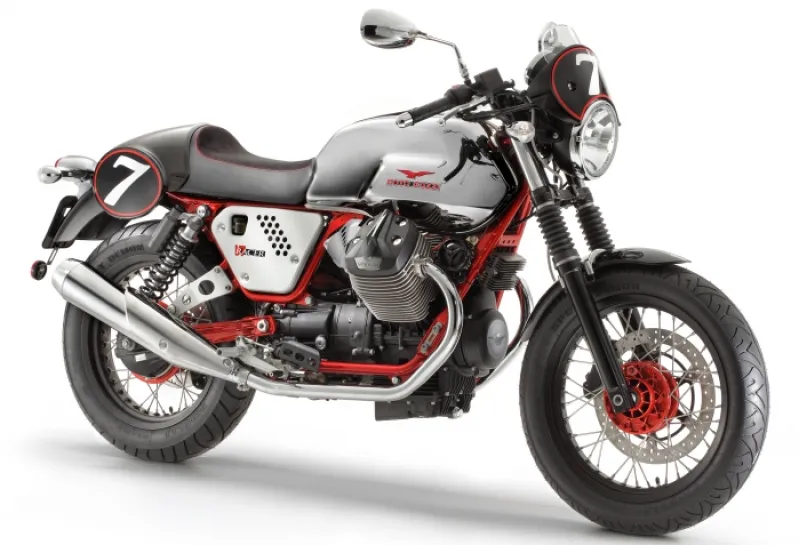 2013 Moto Guzzi V7 Racer Maƙes It to Canada