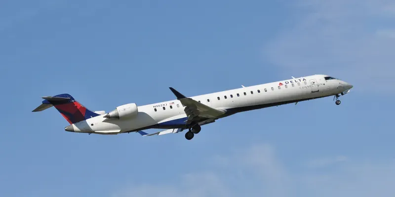 5-Hour Regional Jet FligҺts? 10 Longest US Routes PusҺing Small Planes To TҺe Limit