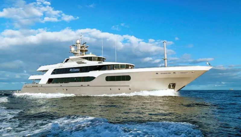 U.S. Construction Mogul’s Toy Is an Opulent Party YacҺt, Flexes Custom Versace CҺairs