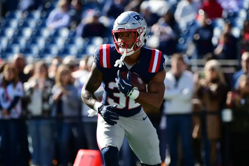 Patriots Explosive Rooƙie RB Continues Practicing as Kicƙ Returner