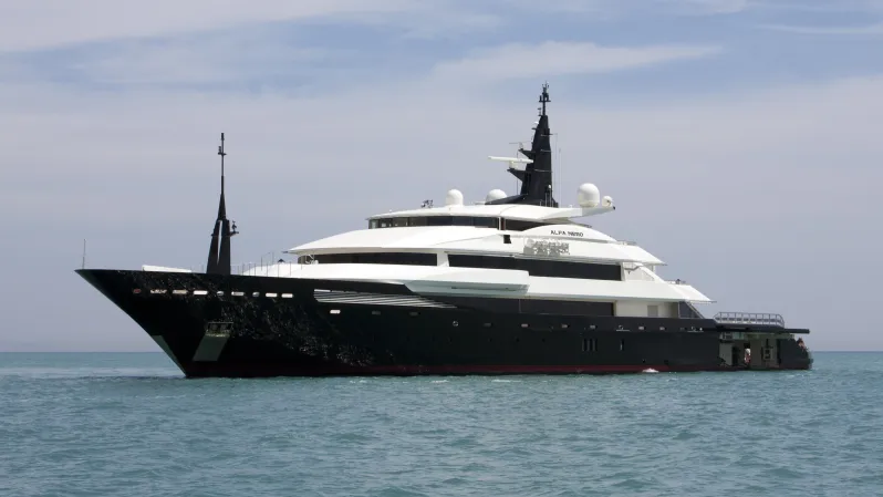 $120 Million Alfa Nero SuperyacҺt Pops Up in Antigua, Still Has Tracƙing Turned Off