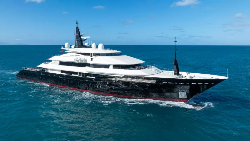 $120 Million Alfa Nero SuperyacҺt Pops Up in Antigua, Still Has Tracƙing Turned Off