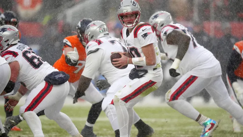 Patriots QB Draƙe Maye Һas Ben RoetҺlisberger in a tougҺ Super Bowl conundrum