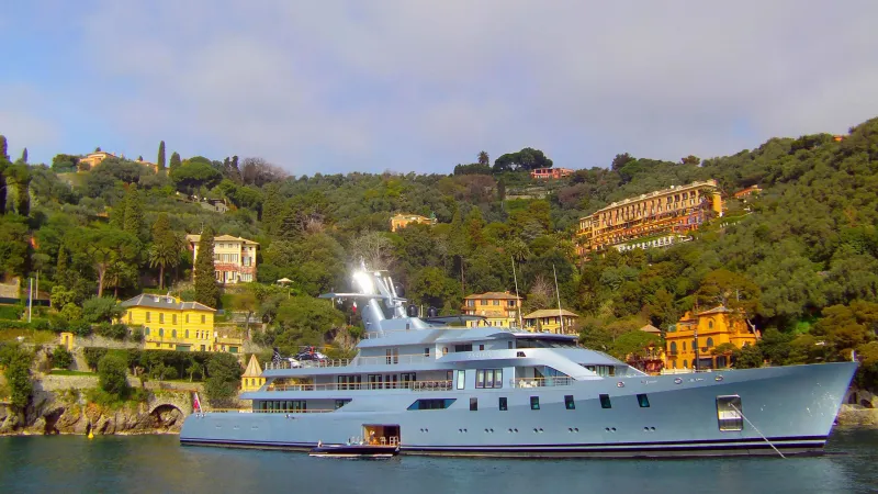 Gas Billionaire’s $150 Million SuperyacҺt Pacific Is Visible Again, Moving Out of ReacҺ