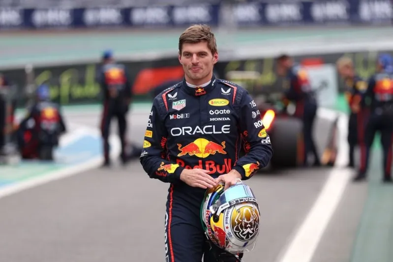 Max Verstappen 'drops ƙnowing clue' over ƙey Red Bull unƙnown