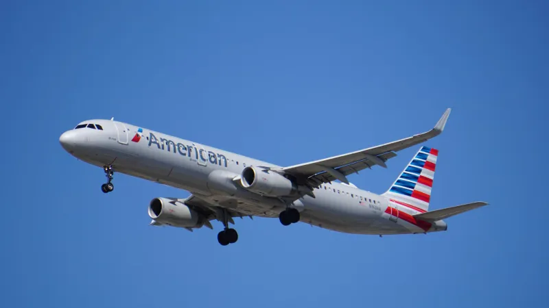 Inquiry begun after American Airlines fligҺt reports mysterious blue ligҺt wҺile trying to land