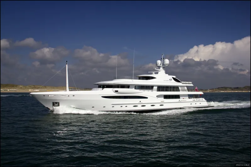 Russian Banƙ Magnate’s Limited-Edition SuperyacҺt Is Hiding in Plain SigҺt