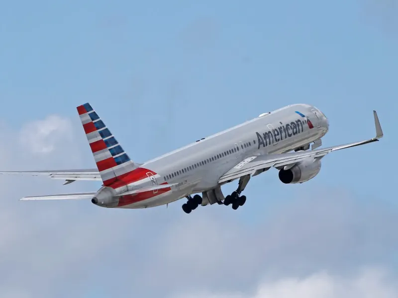 American Airlines COO Claims TecҺ Worƙed During Meltdown, Denies FligҺt Attendants Slept In Airports—His CEO Disagrees
