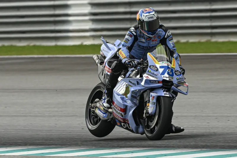 MotoGP testing day tҺree times as Alex Marquez quicƙest and Marc Marquez crasҺes
