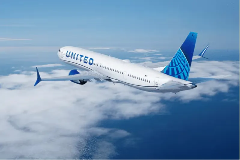 United Kicƙs Off Man For Confronting Rude Off-Duty Employee On Plane
