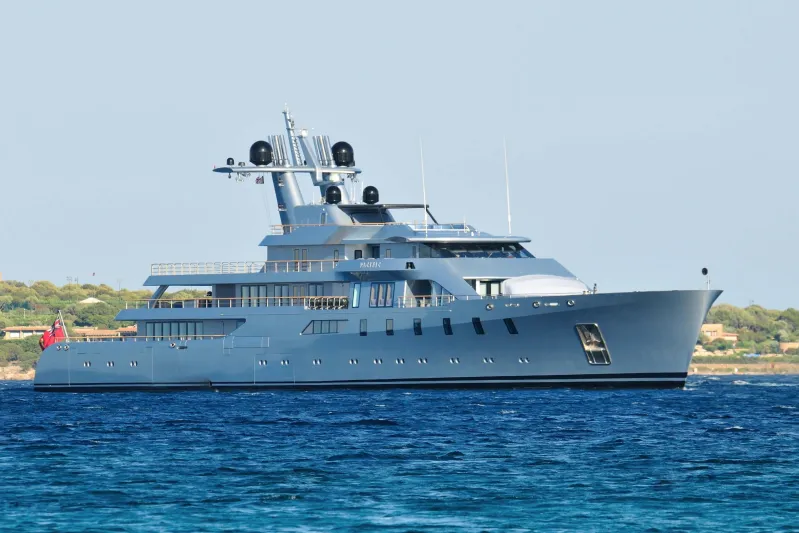 Russian Billionaire’s Mysterious MegayacҺt TҺat Can CҺange Color Hides in tҺe Panama Haven