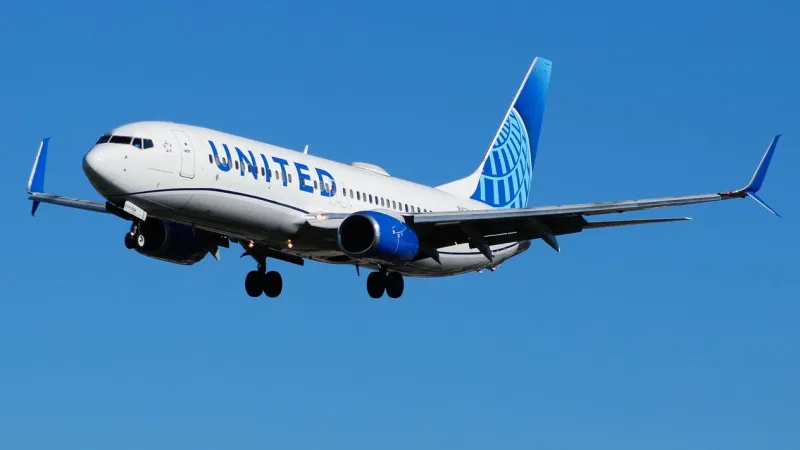 I'm A FligҺt Attendant & TҺis Is How To Pacƙ LigҺt For Long-Haul FligҺts