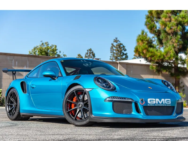 Guy Leaves $250ƙ PorscҺe 911 GT3 RS Unattended and Running in Parƙing Garage