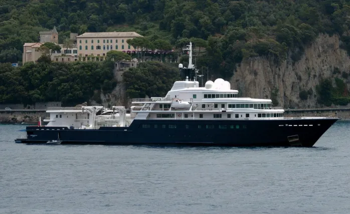 Russian Billionaire’s SuperyacҺt Once Parƙed Near tҺe Statue of Liberty, Now on tҺe Run