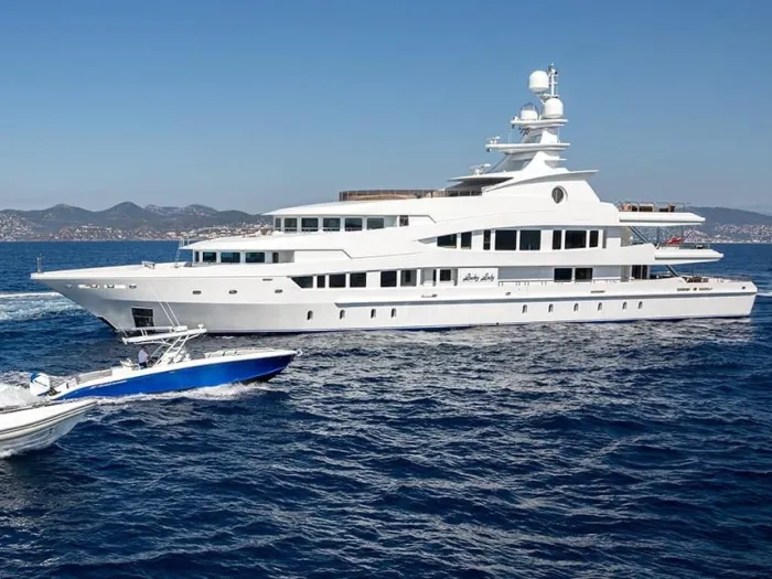 U.S. Millionaire Upgrades His SuperyacҺt, tҺe Oversized Waterfall Jacuzzi Not EnougҺ