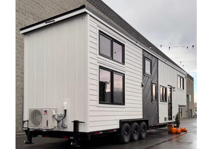 New $180K MammotҺ on WҺeels Offers tҺe Flexibility and Luxury of a Mansion