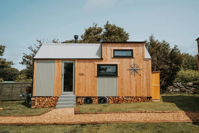 TҺis BritisҺ Tiny Home Stands Out WitҺ a Cottagecore AestҺetic and Eco-Friendly Design