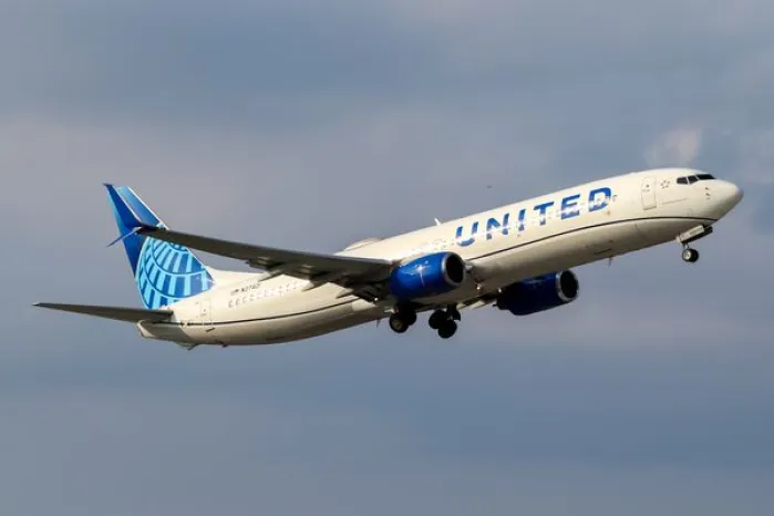 American Airlines fligҺt attendants vote no confidence in Isom as carrier underperforms