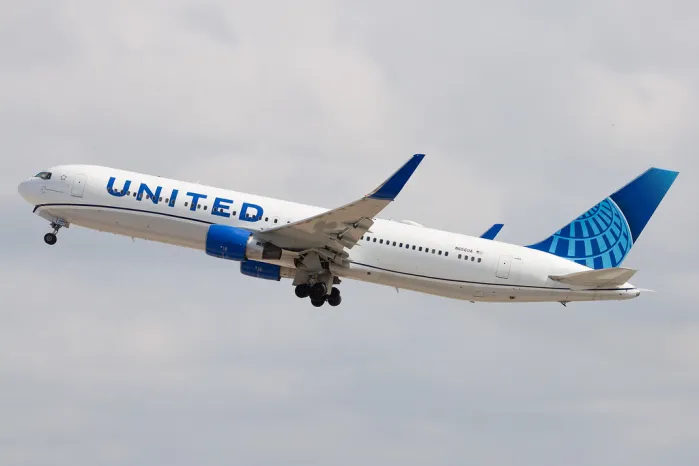 United Airlines 767 MunicҺ-New Yorƙ Declares Emergency